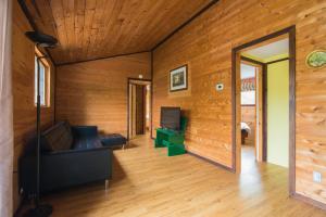 uma sala de estar com um sofá e um espelho em Beautiful 3 Bdrm + Bunkie Waterfront Cottage Near Gull Lake em Minden