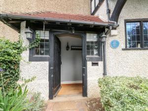 une entrée à une maison avec une porte noire dans l'établissement The Chestnuts, à Peterborough