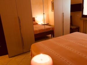 シルミオーネにあるPerla Sirmioneのベッド2台とキャンドルが備わる客室です。