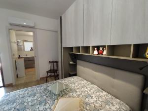 ポルト・コンテにあるAgriturismo da Pinaのベッドルーム1室(ガラステーブル付きのベッド1台付)