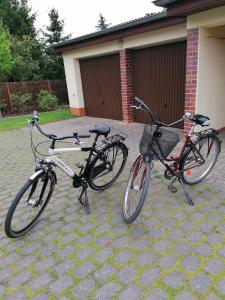two bikes parked in front of a house at Ferienwohnung Anjadina in Storkow