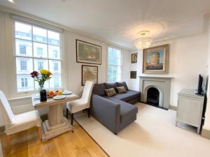 a living room with a couch and a table at Stylish Apartments in Pimlico & Westminster in London