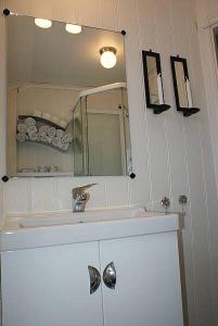 La salle de bains est pourvue d'un lavabo et d'un miroir. dans l'établissement Bed and breakfast, à Sauda