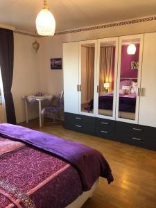 1 dormitorio con 1 cama y vestidor en Haus Zissi en Burg-Reuland	
