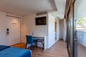 Телевизор и/или развлекательный центр в Sea Porto Hotel
