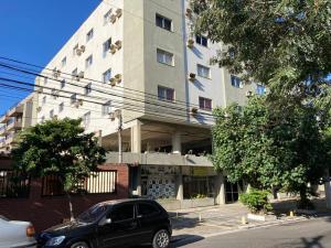 a black car parked in front of a building at Joneson aluga QUITINETE próximo a Praia do Forte até 4 pessoas in Cabo Frio