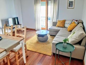 uma sala de estar com um sofá e uma mesa em Cardeal´s Nest em Lisboa