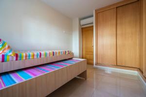 una camera da letto con un letto con una coperta colorata di Playa Torrecilla Piscina Centro 2 Habitaciones a Nerja Altre 40 foto