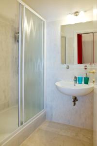 een badkamer met een wastafel en een douche bij Vatican Dream in Rome