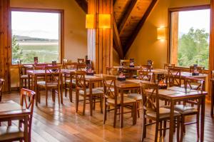 Um restaurante ou outro lugar para comer em Mirador del Lago Hotel