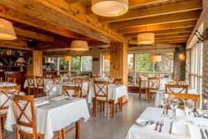 Um restaurante ou outro lugar para comer em Mirador del Lago Hotel