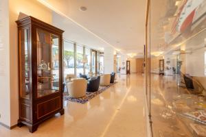 - un hall avec des canapés et un mur en verre dans l'établissement Sea Porto Hotel, à Matosinhos