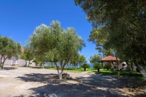 einen Park mit Bäumen und einem Pavillon in der Unterkunft Zoumpouli Village in Sparta