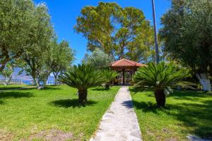 einen Weg in einem Park mit Bäumen und einem Pavillon in der Unterkunft Zoumpouli Village in Sparta