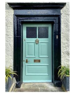 Una puerta azul con un cartel encima. en Grove House, en Leyburn
