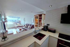 Una cocina o zona de cocina en Exclusivo apartamento Benidorm Playa de Levante