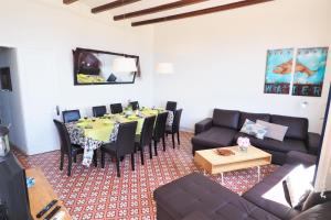 - un salon avec une table, des chaises et un canapé dans l'établissement MARISOL SEAVIEW & BEACH - apartment, à El Masnou