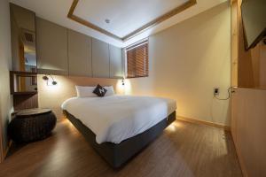 a bedroom with a large bed in a room at Seoul N Hotel Dongdaemun in Seoul