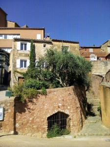 una pared de ladrillo con una puerta delante de un edificio en L étoile, en Roussillon