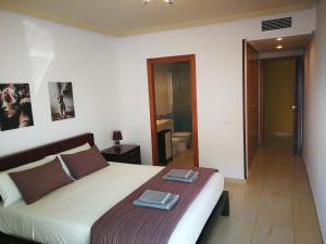 a bedroom with a bed with two towels on it at 8Beds Vila-seca in Vilaseca de Solcina