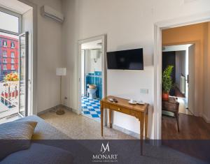 A television and/or entertainment centre at MONART HOSPITALITY Cavour