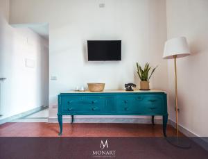 A television and/or entertainment centre at MONART HOSPITALITY Cavour