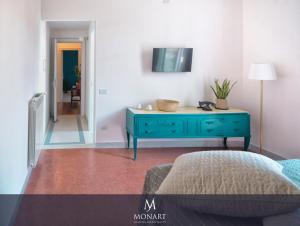 A television and/or entertainment centre at MONART HOSPITALITY Cavour