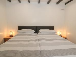 Postel nebo postele na pokoji v ubytování Kirkcarrion Cottage