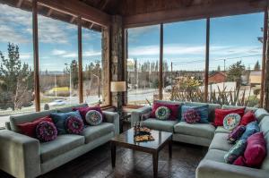 Uma área de estar em Mirador del Lago Hotel