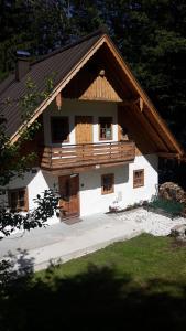 uma casa com um telhado de madeira e uma varanda em Plötzhof em Hof bei Salzburg