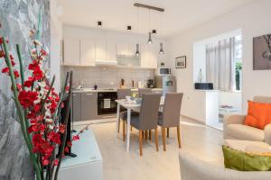 cocina y sala de estar con mesa y sillas en Apartment Fiori, en Dubrovnik