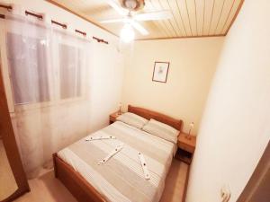 Postel nebo postele na pokoji v ubytování Apartments Carmen Vinisce