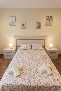 - une chambre avec un lit et 2 oreillers dans l'établissement Apartamentos el Proel, à Pedreña