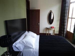 a bedroom with a black and white bed and a window at GuestReady - Belle Époque-Apartments in Porto