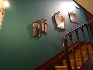 ポルトにあるGuestReady - Belle Epoque Apartmento - 3.1の緑の壁に鏡が三つある階段
