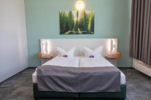 Postel nebo postele na pokoji v ubytování AUSZEIT DAS HOTEL Schweitenkirchen