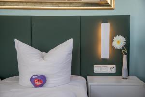 Postel nebo postele na pokoji v ubytování AUSZEIT DAS HOTEL Schweitenkirchen