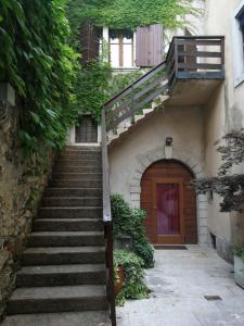 un conjunto de escaleras que conducen a un edificio con puerta de madera en Albergo Accademia, en Trento