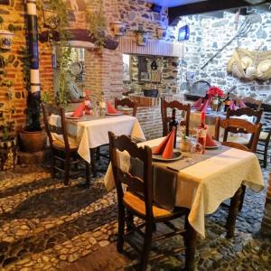 BorgeにあるHotel Posada del Bandoleroのテーブルと椅子が備わるレストラン