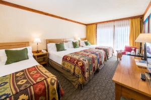 Cama ou camas em um quarto em Mirador del Lago Hotel