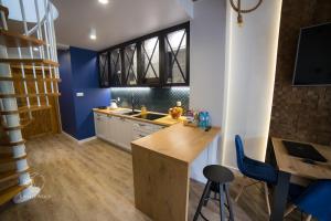 Kuchyňa alebo kuchynka v ubytovaní Apartamenty "Kwiaty Nocy" i "W Krainie Mchu" - Wisła