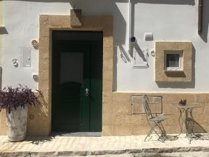 een deur naar een gebouw met een tafel en een stoel bij POZZO FIORITO in Matera
