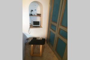 Habitación con mesa y ordenador en la pared en Positano casa bella, en Positano