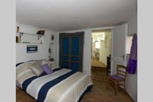 um quarto com uma cama e uma porta azul em Positano casa bella em Positano