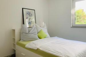 Un pat sau paturi într-o cameră la Firmen & Ferienwohnung Brecht 1