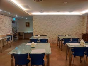 a classroom with tables and chairs in a room at Discovery Motel - Nangang臺北市旅館349-2號 in Taipei