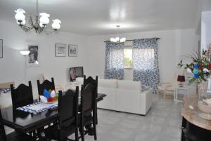 un soggiorno con divano bianco e tavolo di Apartamentos Mota a Nazaré