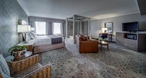 TV a/nebo společenská místnost v ubytování Monte Carlo Inn Markham