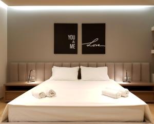Rúm í herbergi á ArtNest Luxury Hotel & Suites