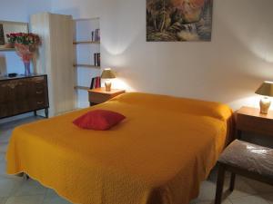 Un dormitorio con una cama con una almohada roja. en Da Matì, en Campobello di Mazara